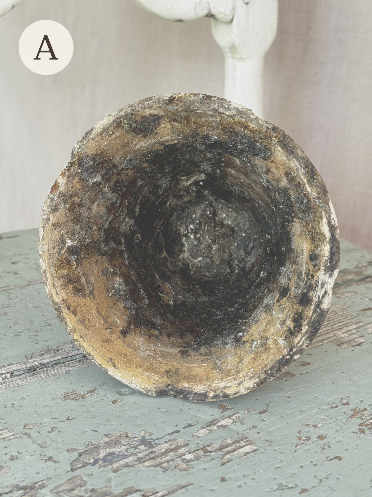 Resin pot A seen from above, resin-lined interior
