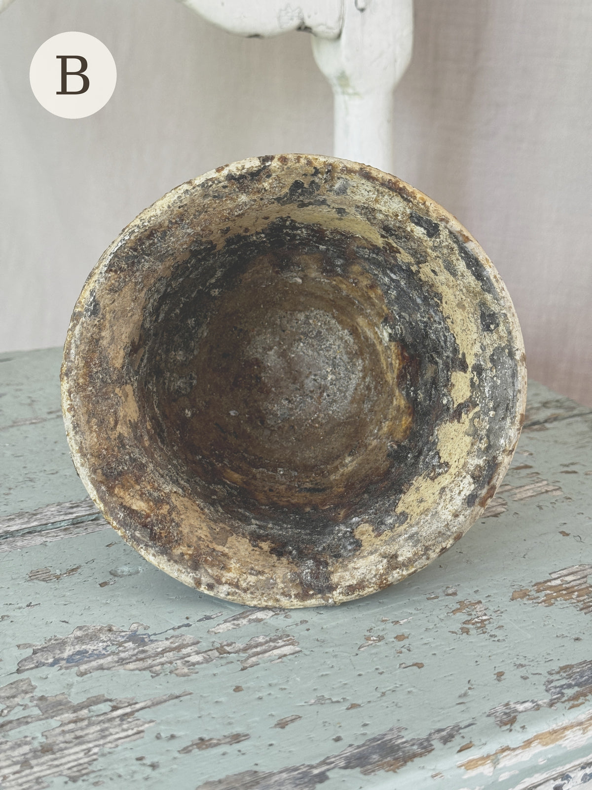Resin pot B seen from above, ochre and dark resin interior