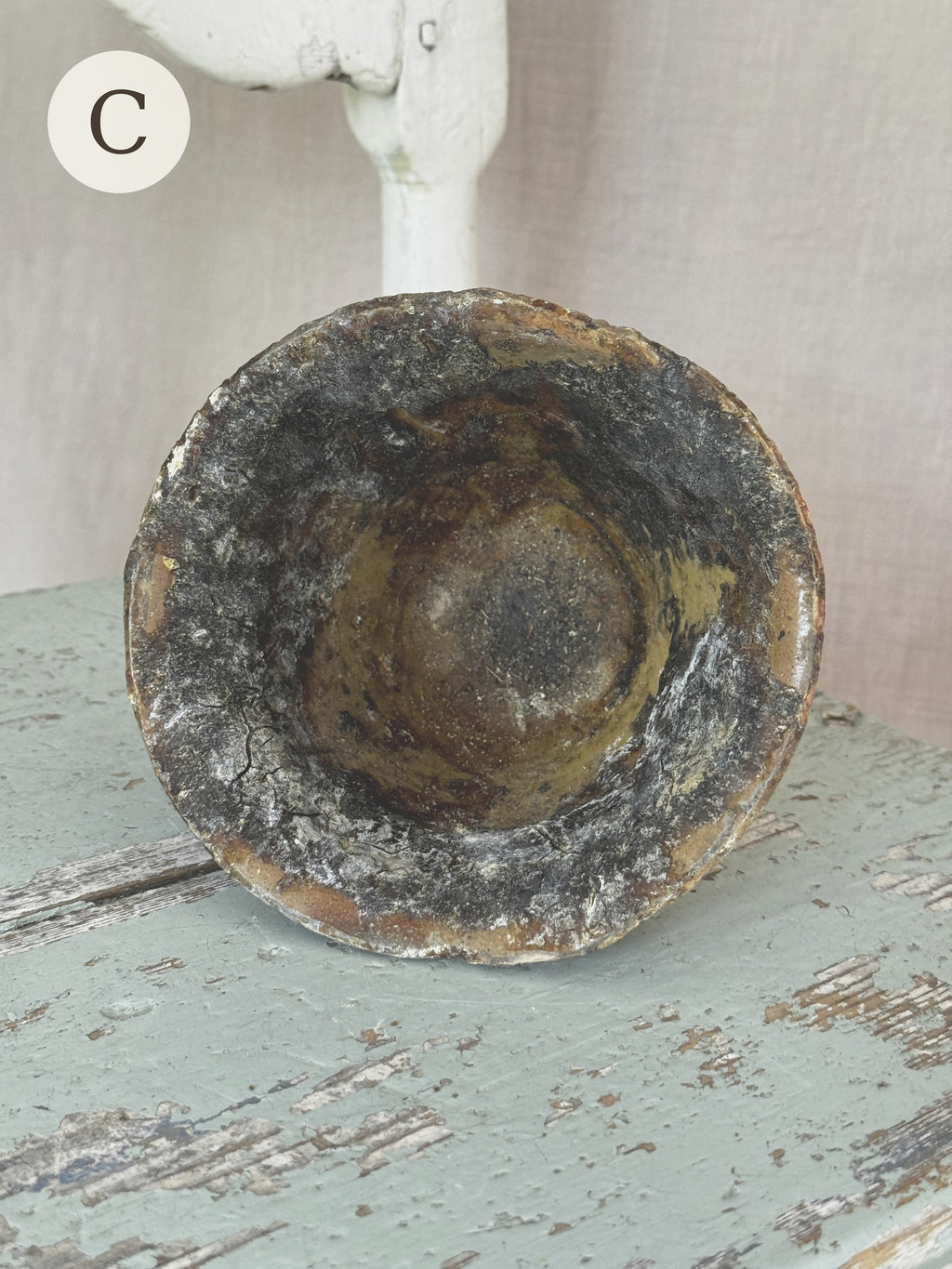 Resin pot C seen from above, resin-coated interior