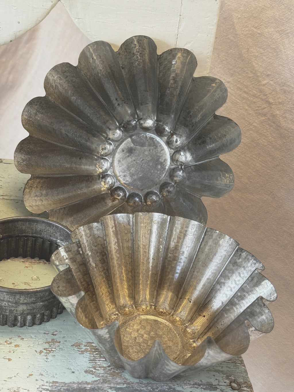 Embossed base and beaded ring of the French brioche mould