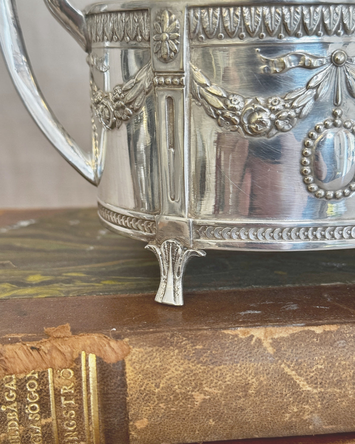 The Gustavian Cream & Sugar Set – Hallbergs GAB