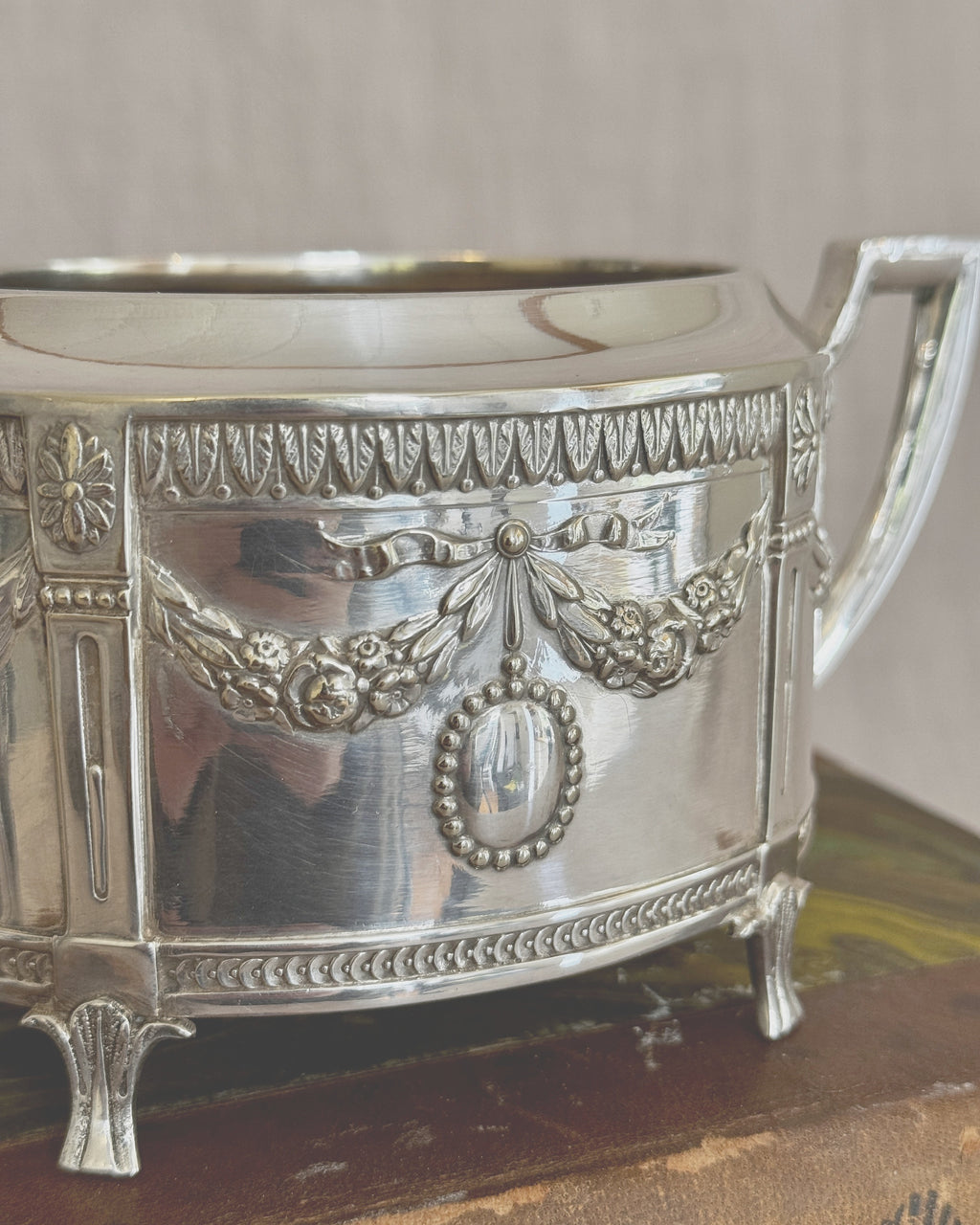 The Gustavian Cream & Sugar Set – Hallbergs GAB