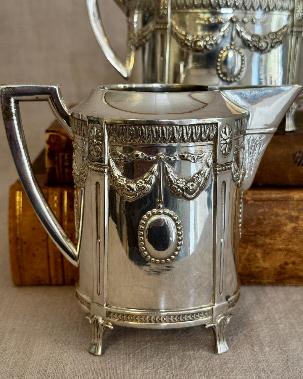 The Gustavian Cream & Sugar Set – Hallbergs GAB