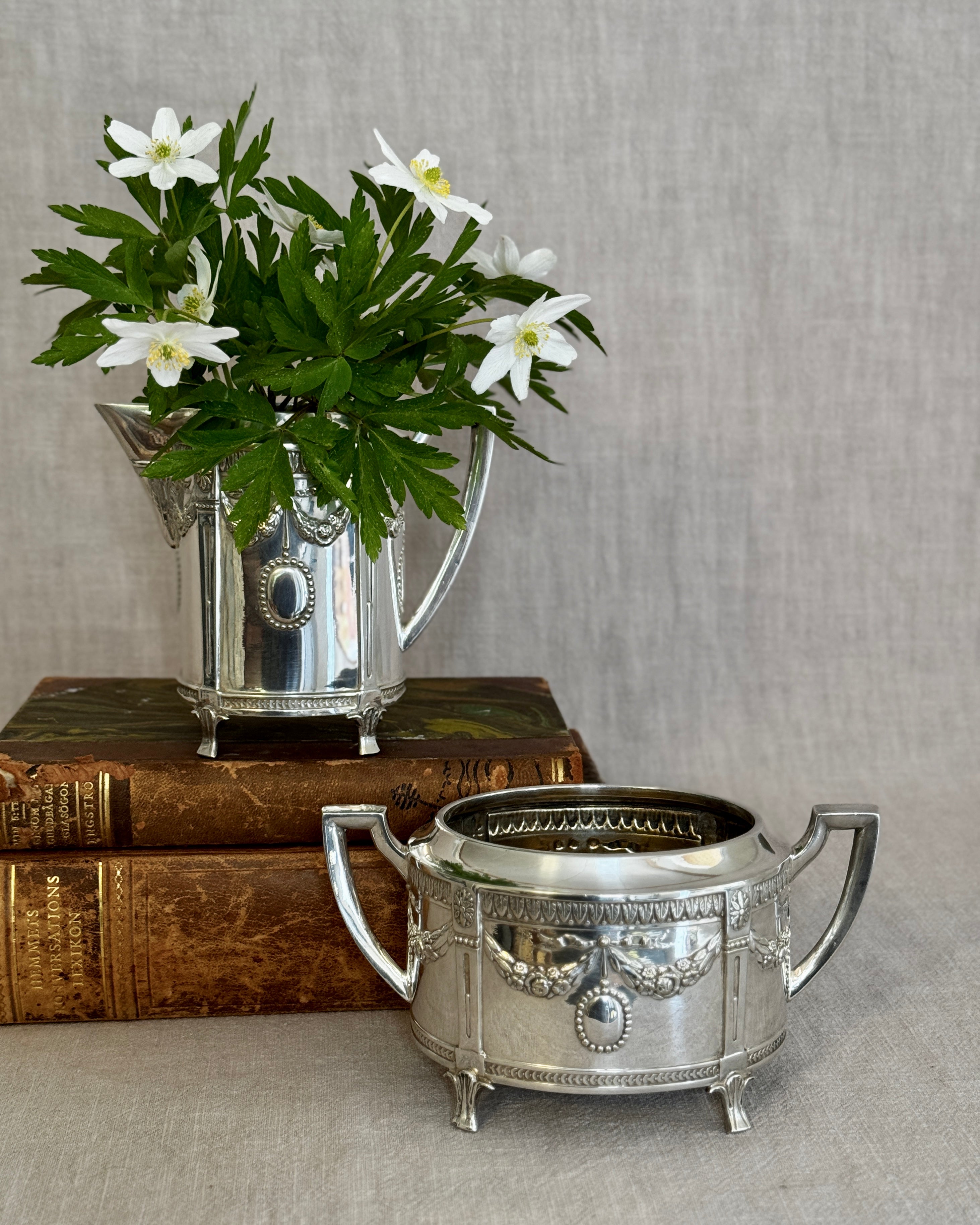 The Gustavian Cream & Sugar Set – Hallbergs GAB