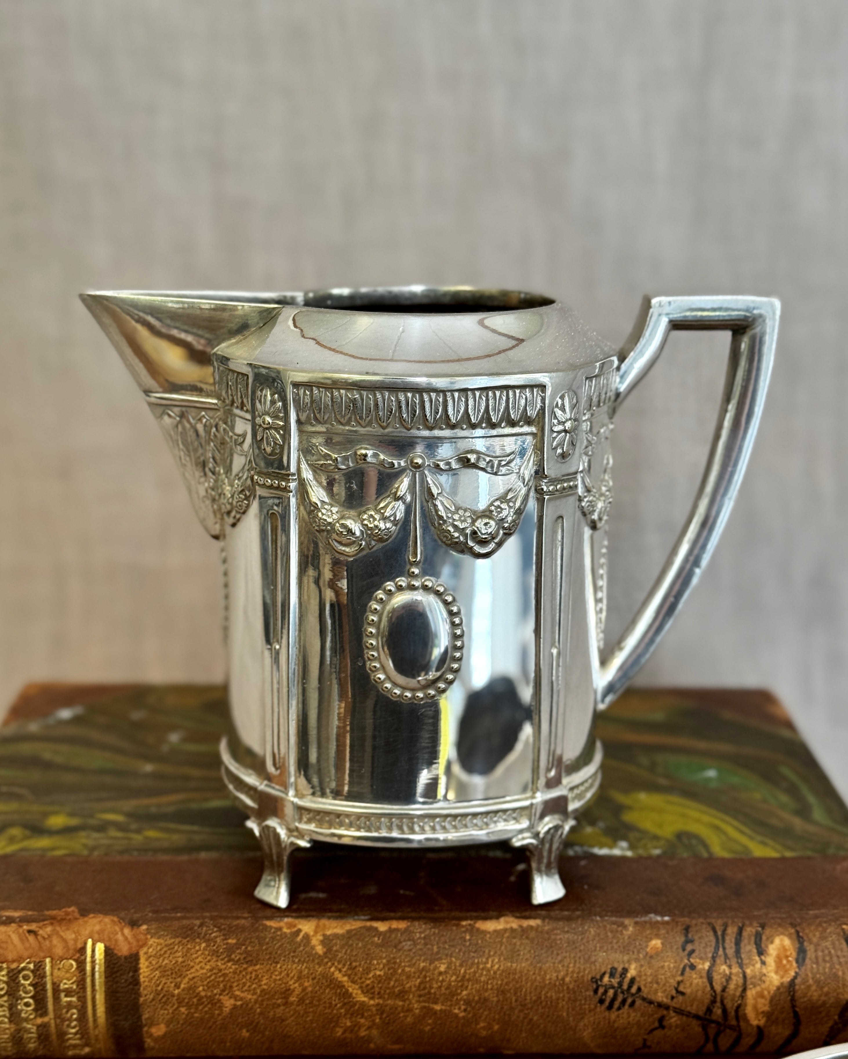 The Gustavian Cream & Sugar Set – Hallbergs GAB