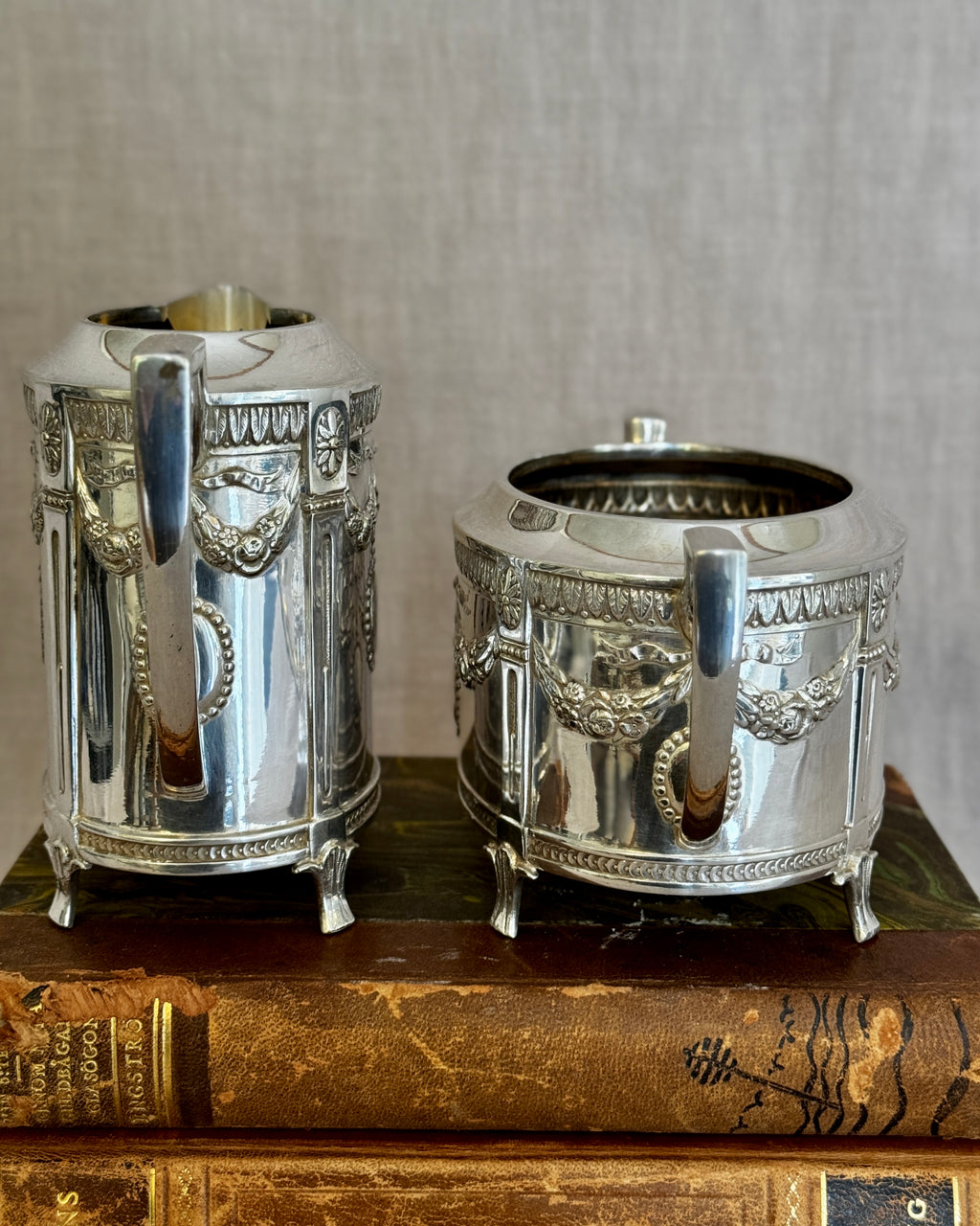 The Gustavian Cream & Sugar Set – Hallbergs GAB