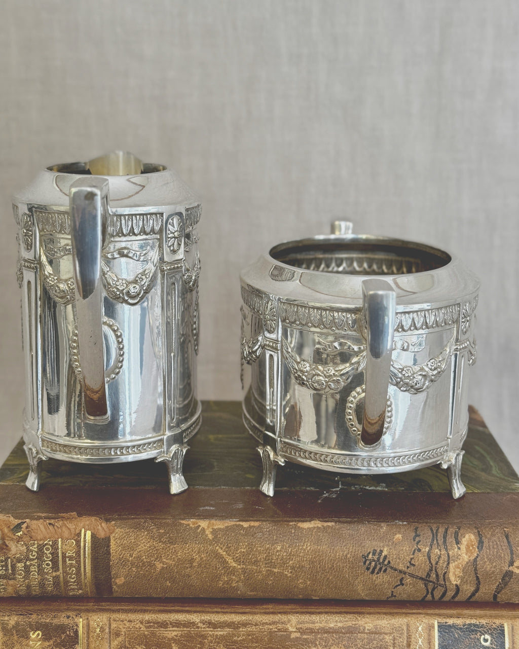 The Gustavian Cream & Sugar Set – Hallbergs GAB