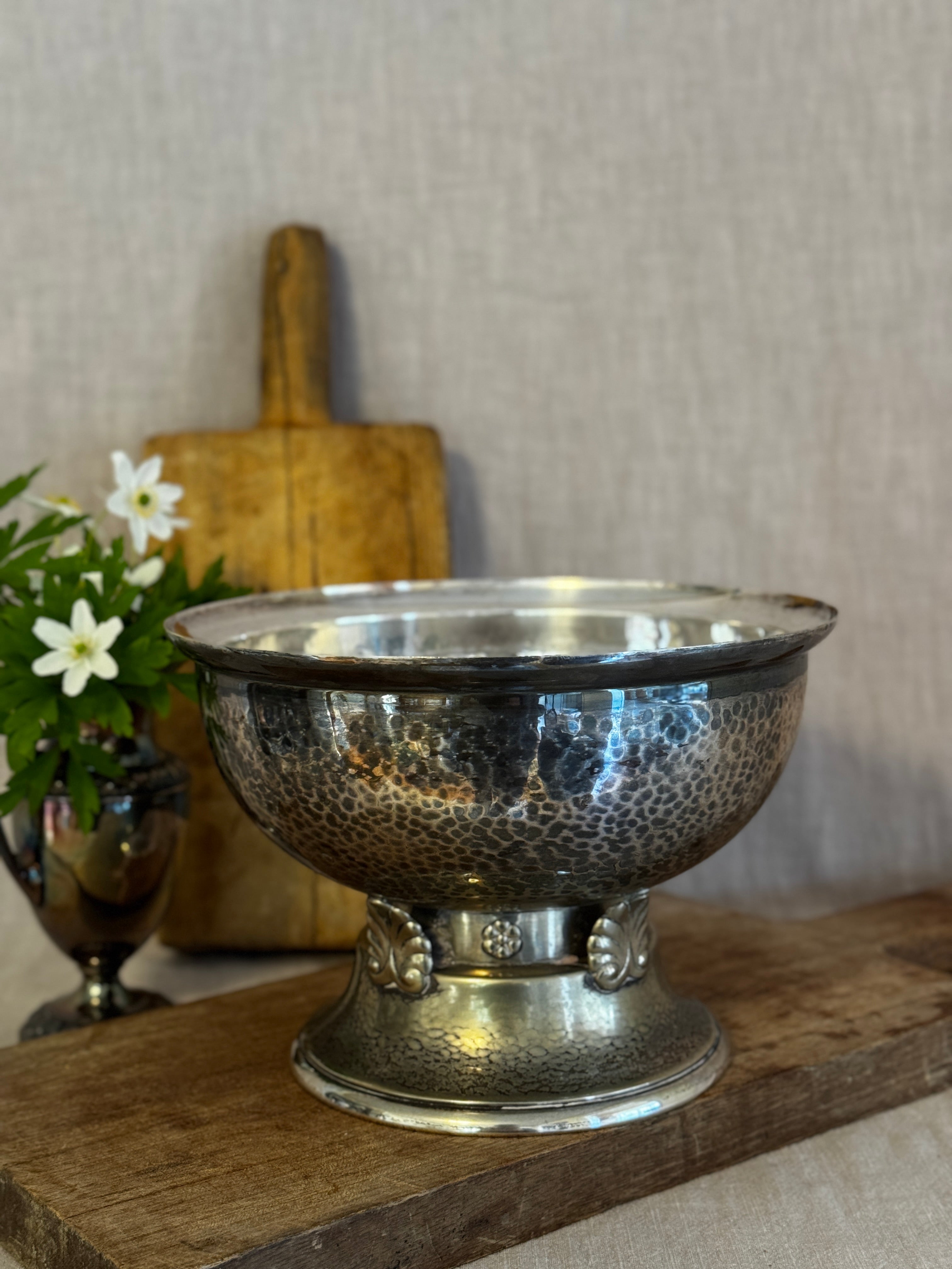 The Hammered Pedestal Bowl – GAB Stockholm