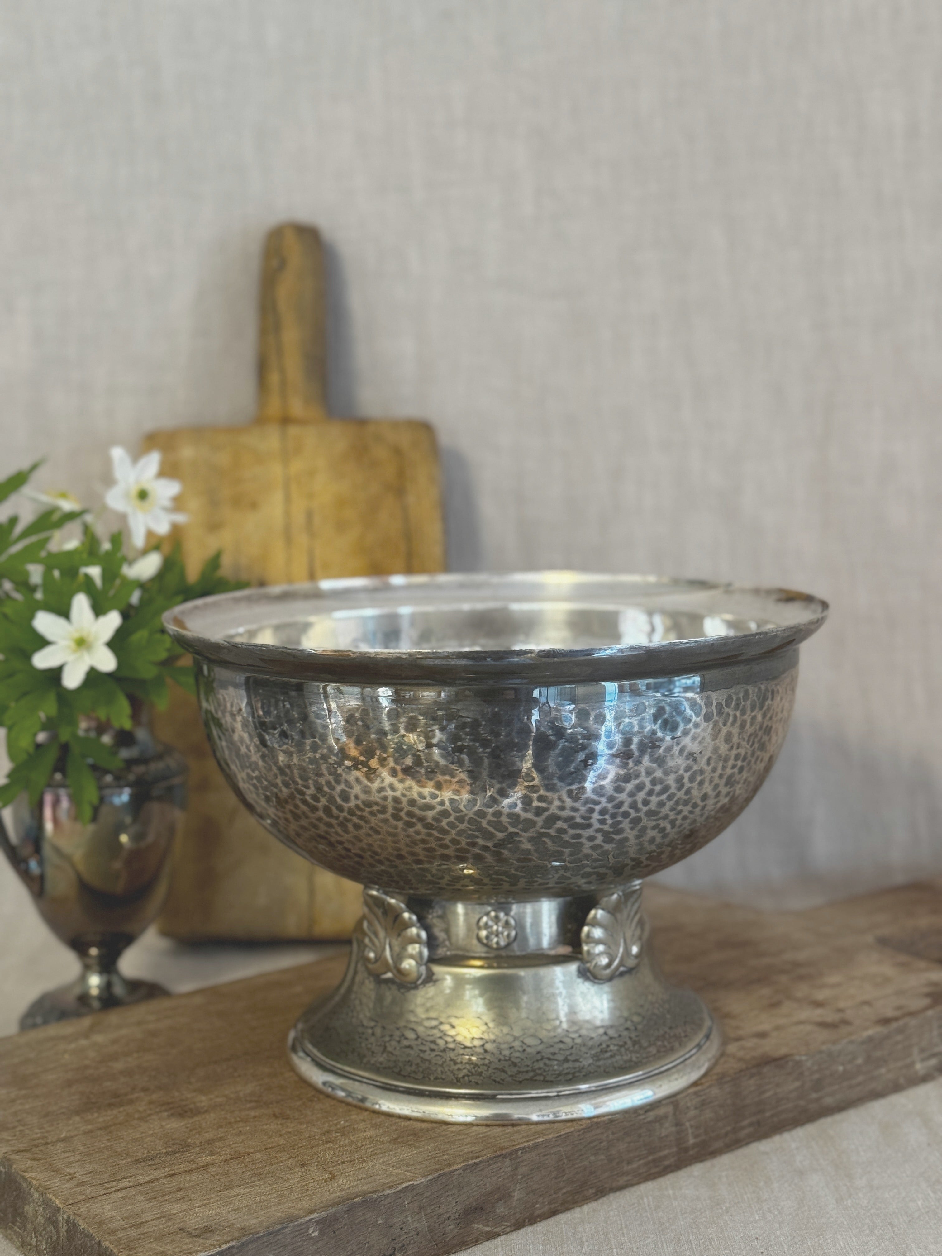 The Hammered Pedestal Bowl – GAB Stockholm