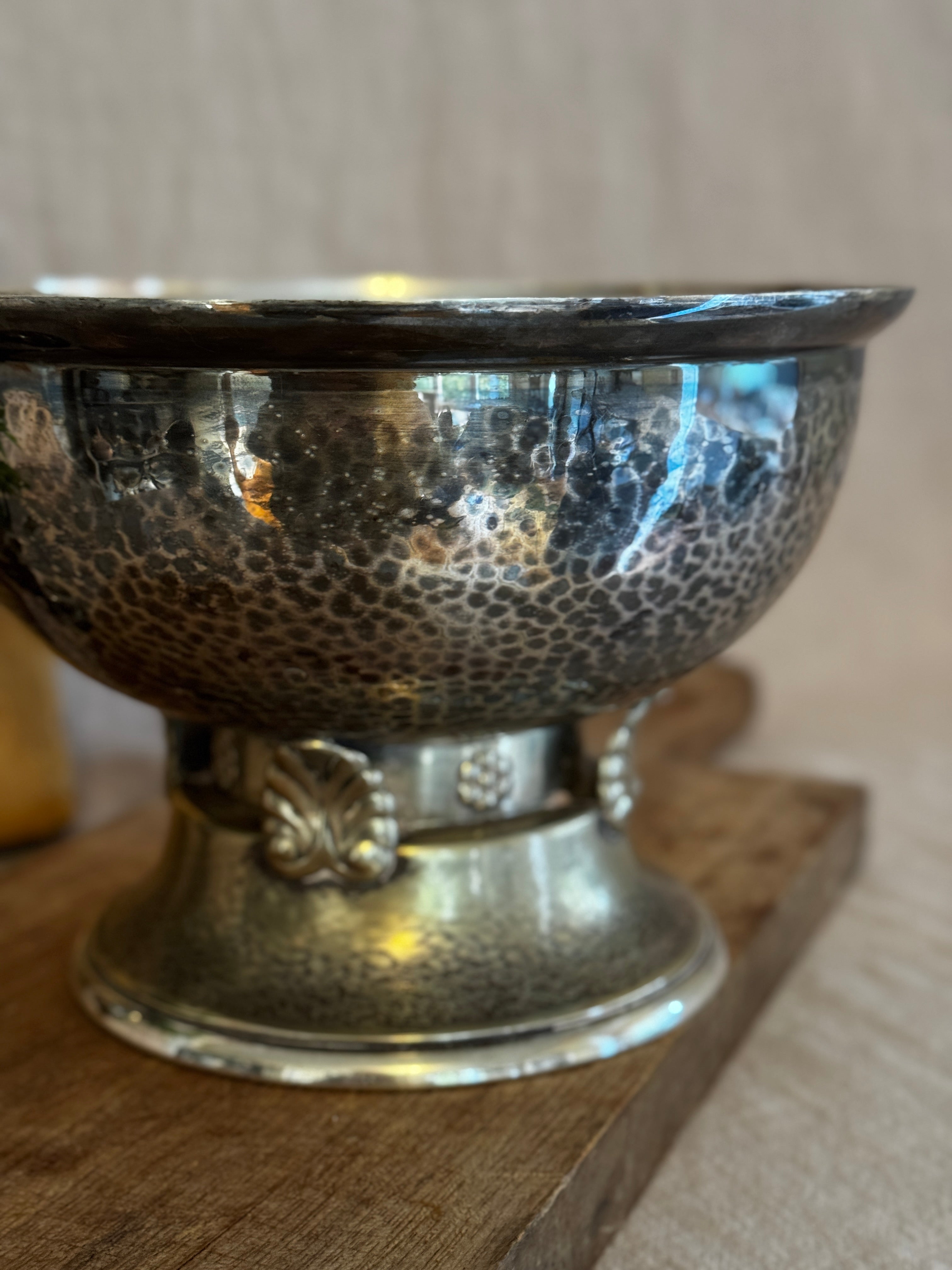 The Hammered Pedestal Bowl – GAB Stockholm