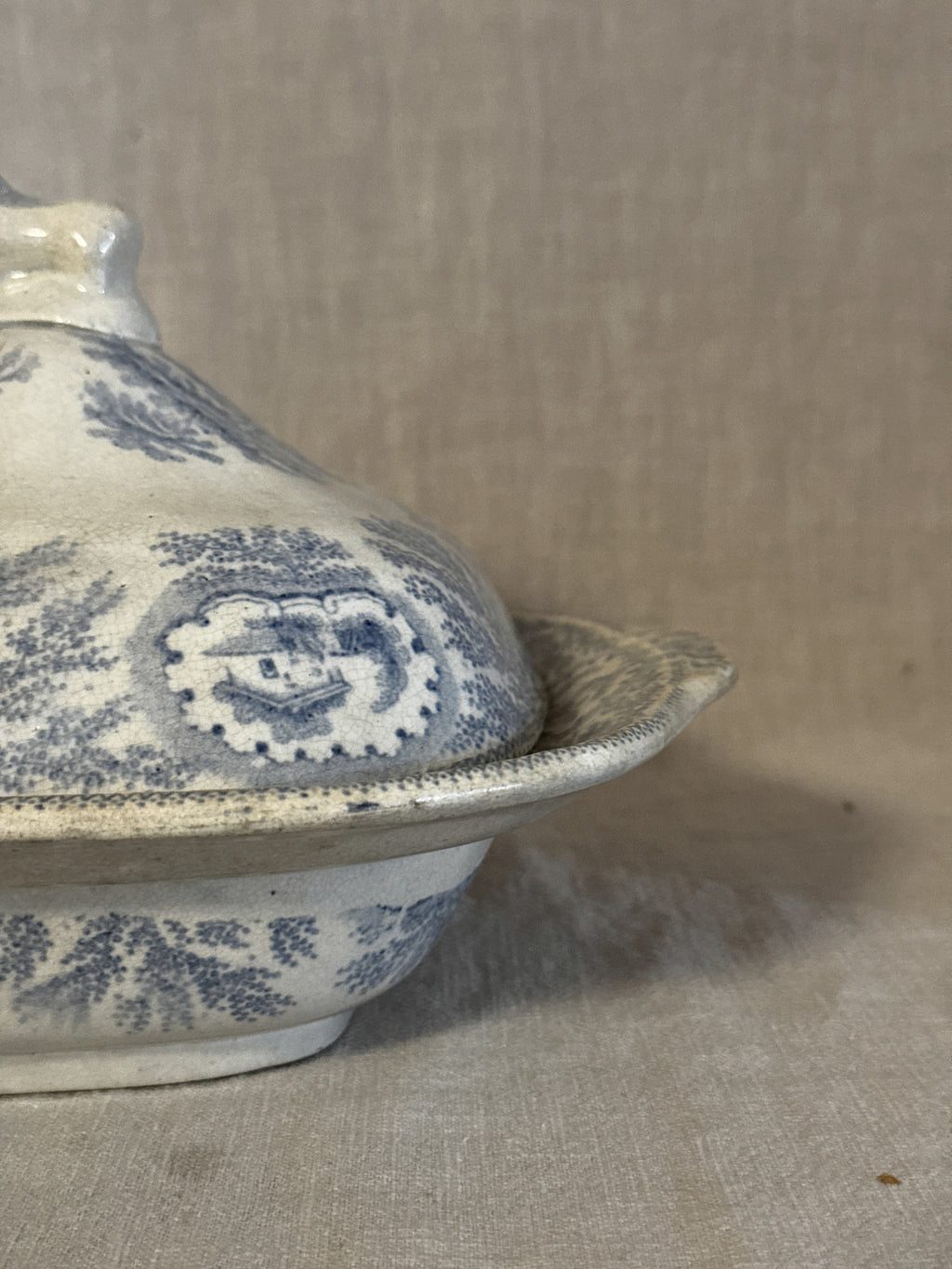 The dish seen from above with the lid in place, showing the full pattern