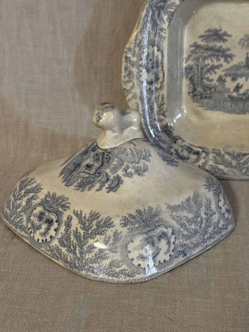 Detail of the lid showing the blue transfer border and the modelled lion finial