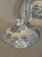 Detail of the lid showing the blue transfer border and the modelled lion finial