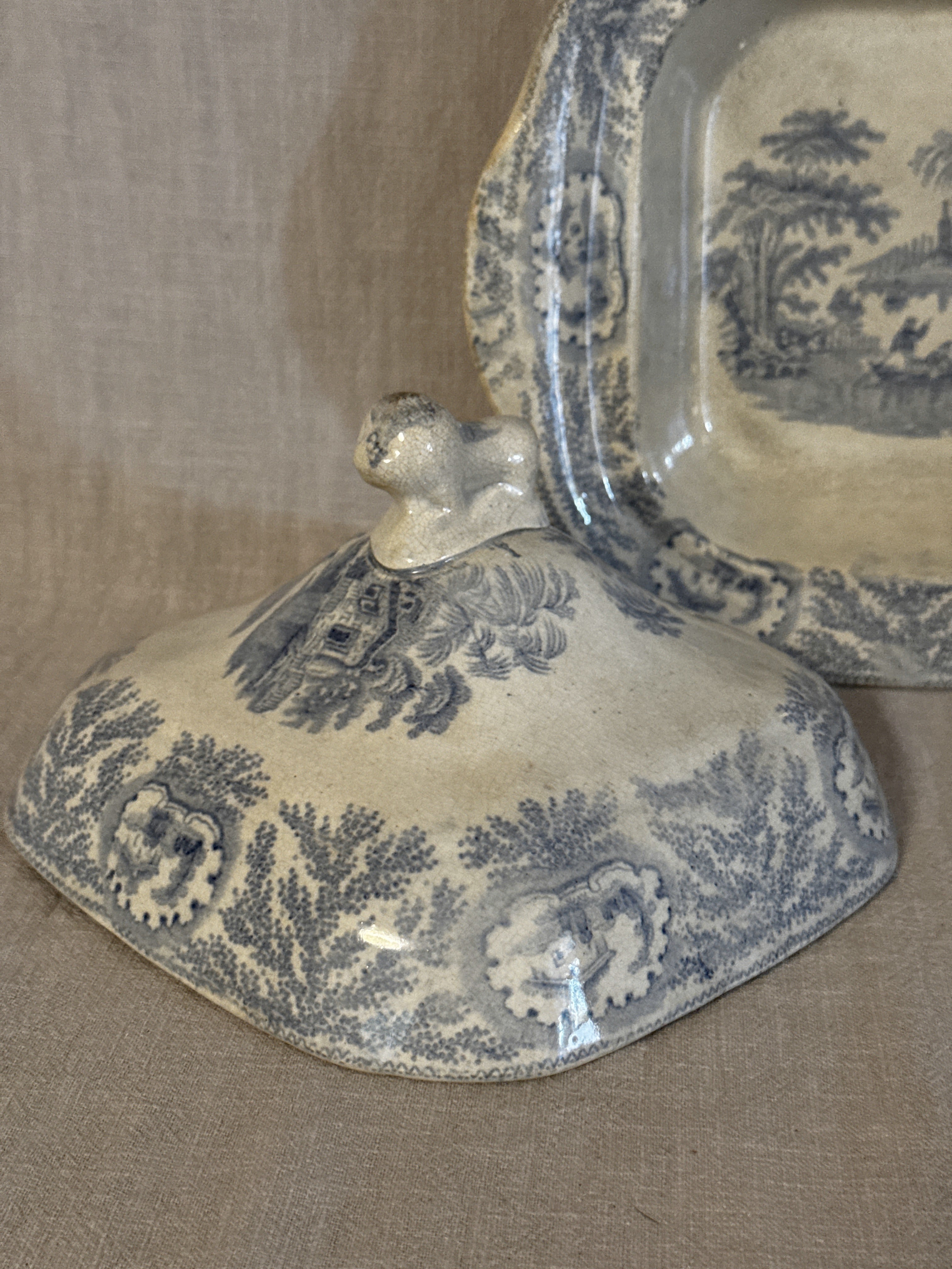 Detail of the lid showing the blue transfer border and the modelled lion finial