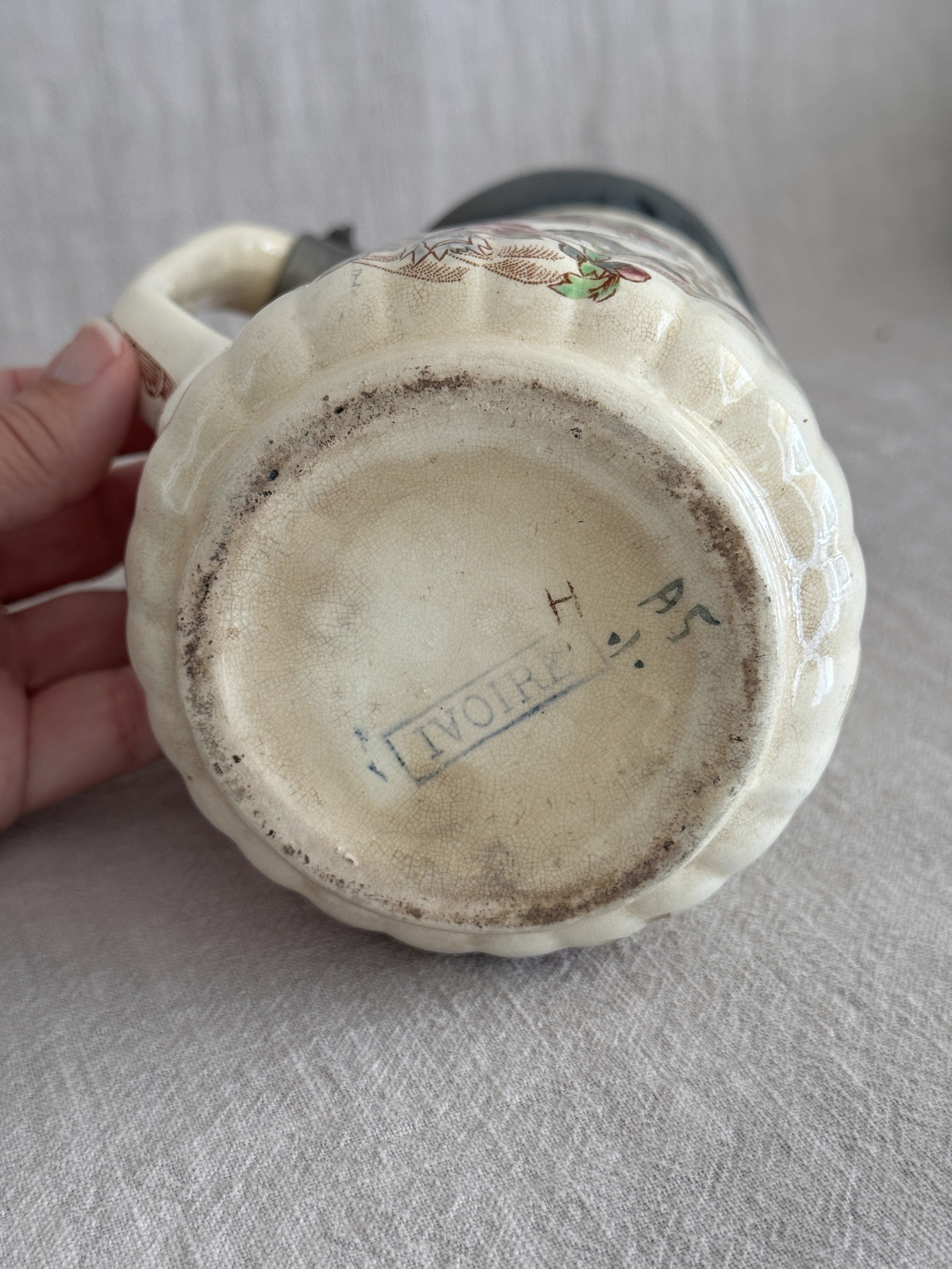 Base of the jug showing the IVOIRE mark in a rectangle with painted H and A5