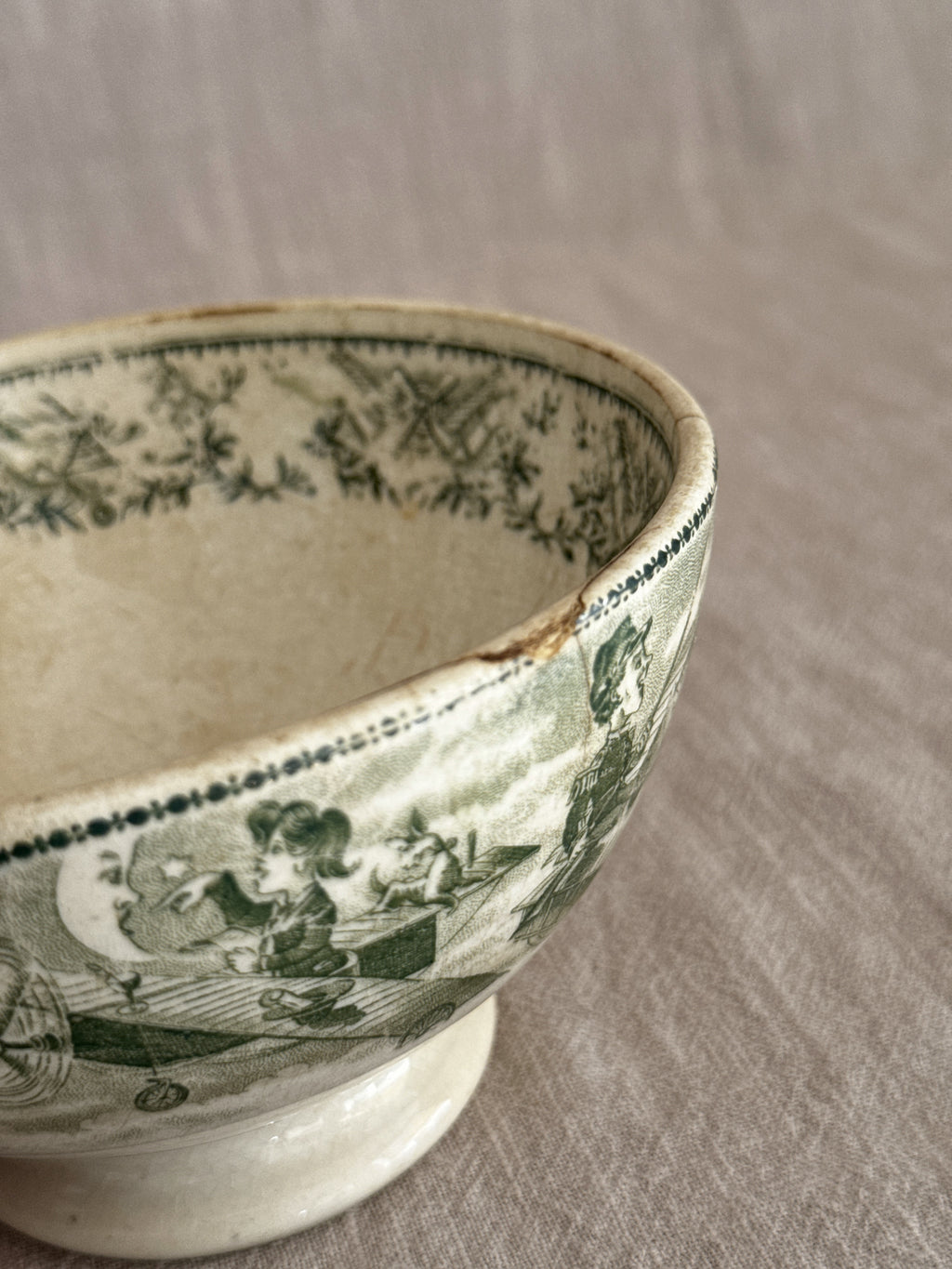 Angled view of the bowl showing the printed band running around the body