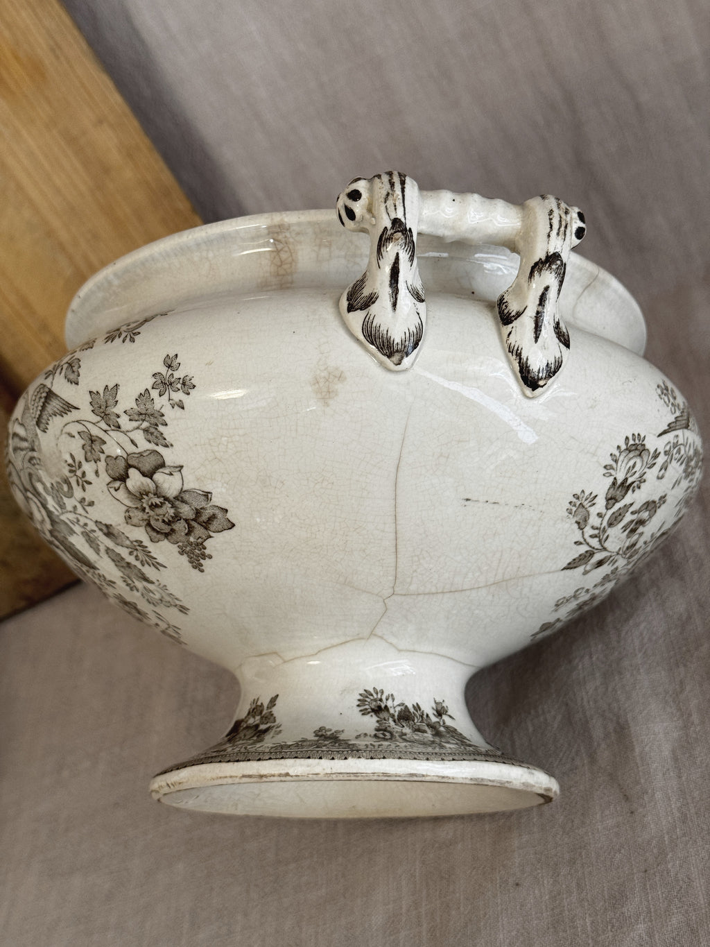Reverse of the Swedish transferware tureen showing the fine lines running from below the handle toward the foot