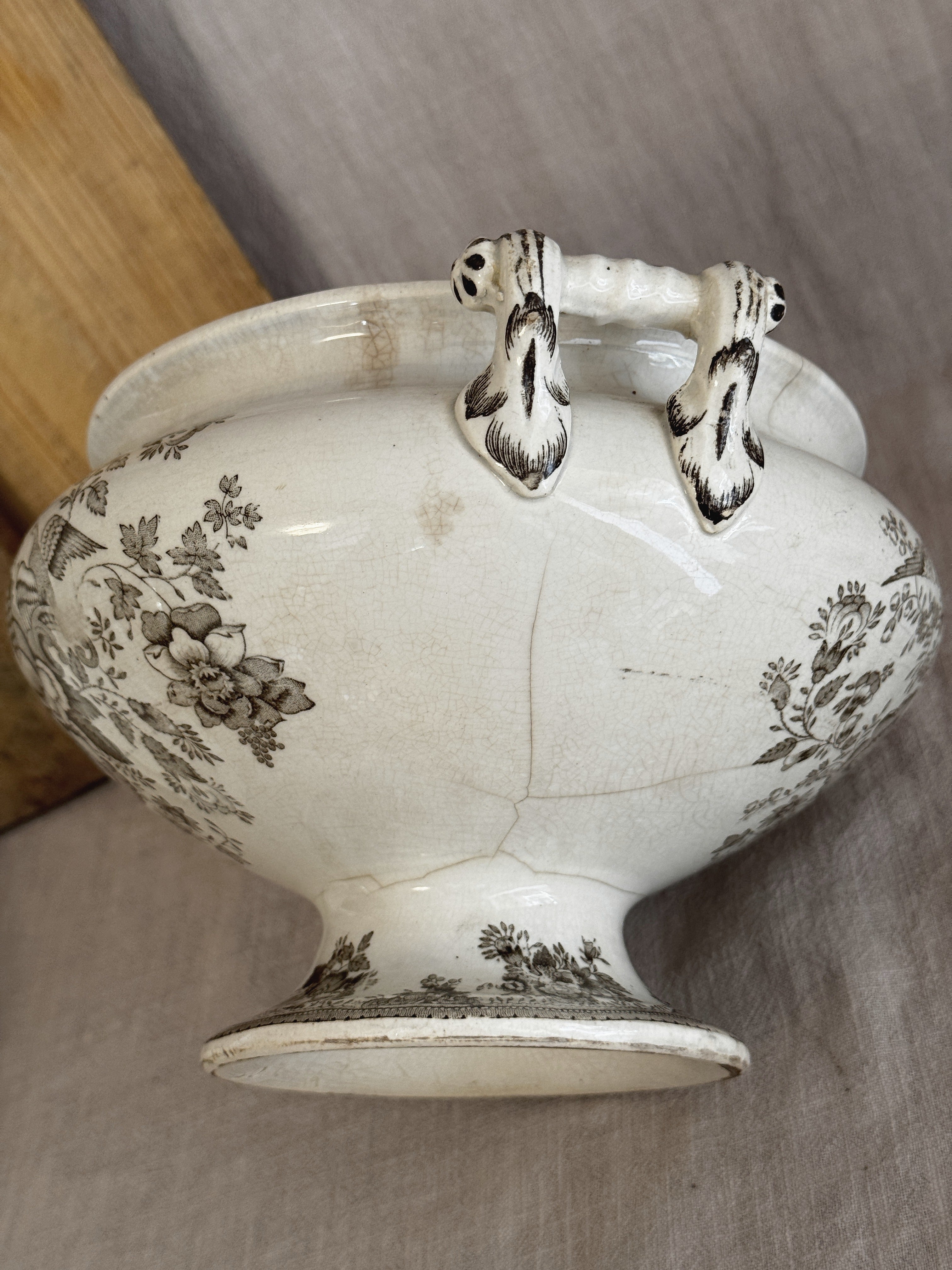 Reverse of the Swedish transferware tureen showing the fine lines running from below the handle toward the foot