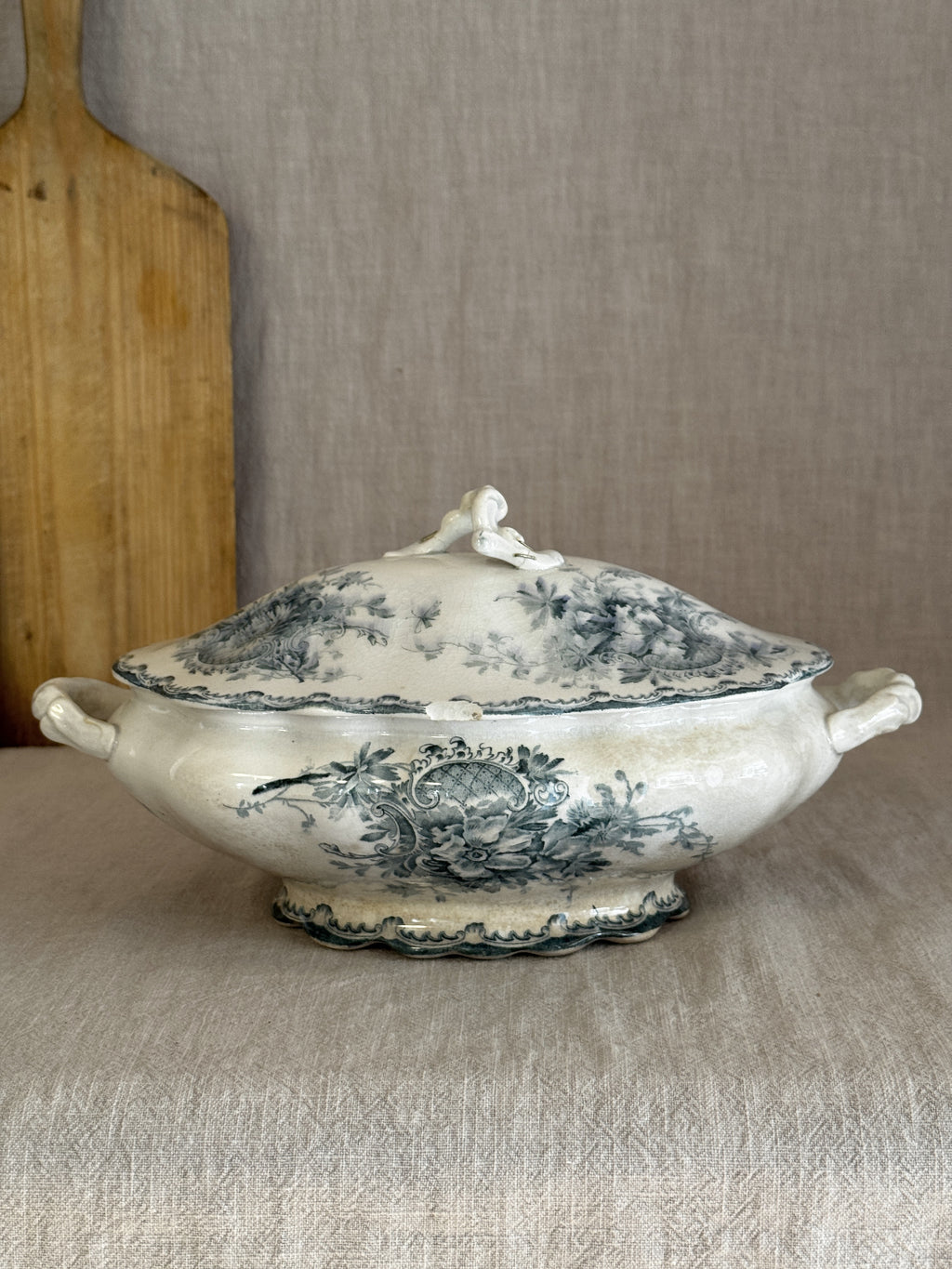 Swedish Göteborgs Porslinsfabrik Anna tureen, three-quarter view with the domed lid on