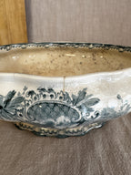 Close view of the tureen rim and the teal rocaille cartouche printed on the body