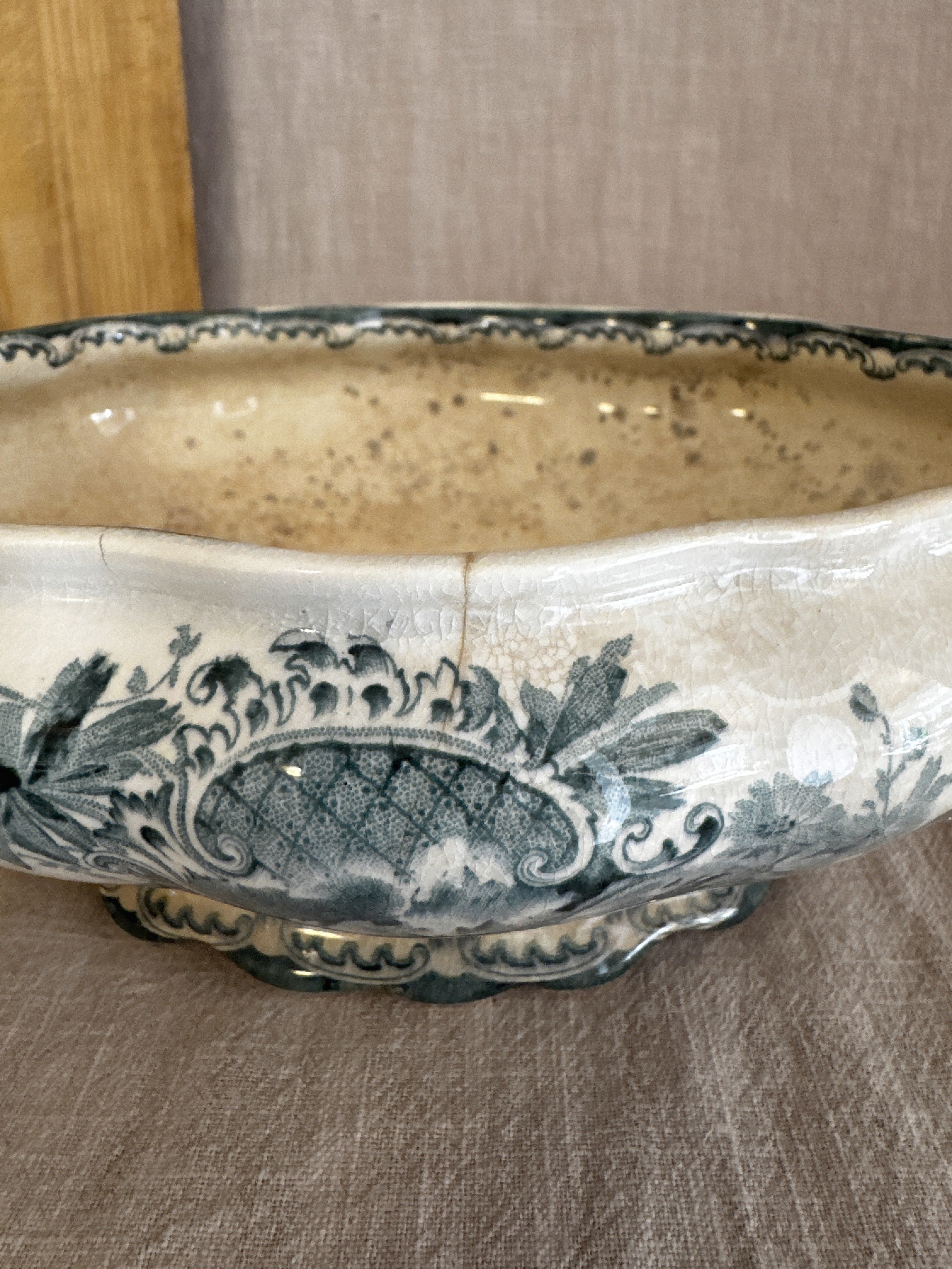 Close view of the tureen rim and the teal rocaille cartouche printed on the body