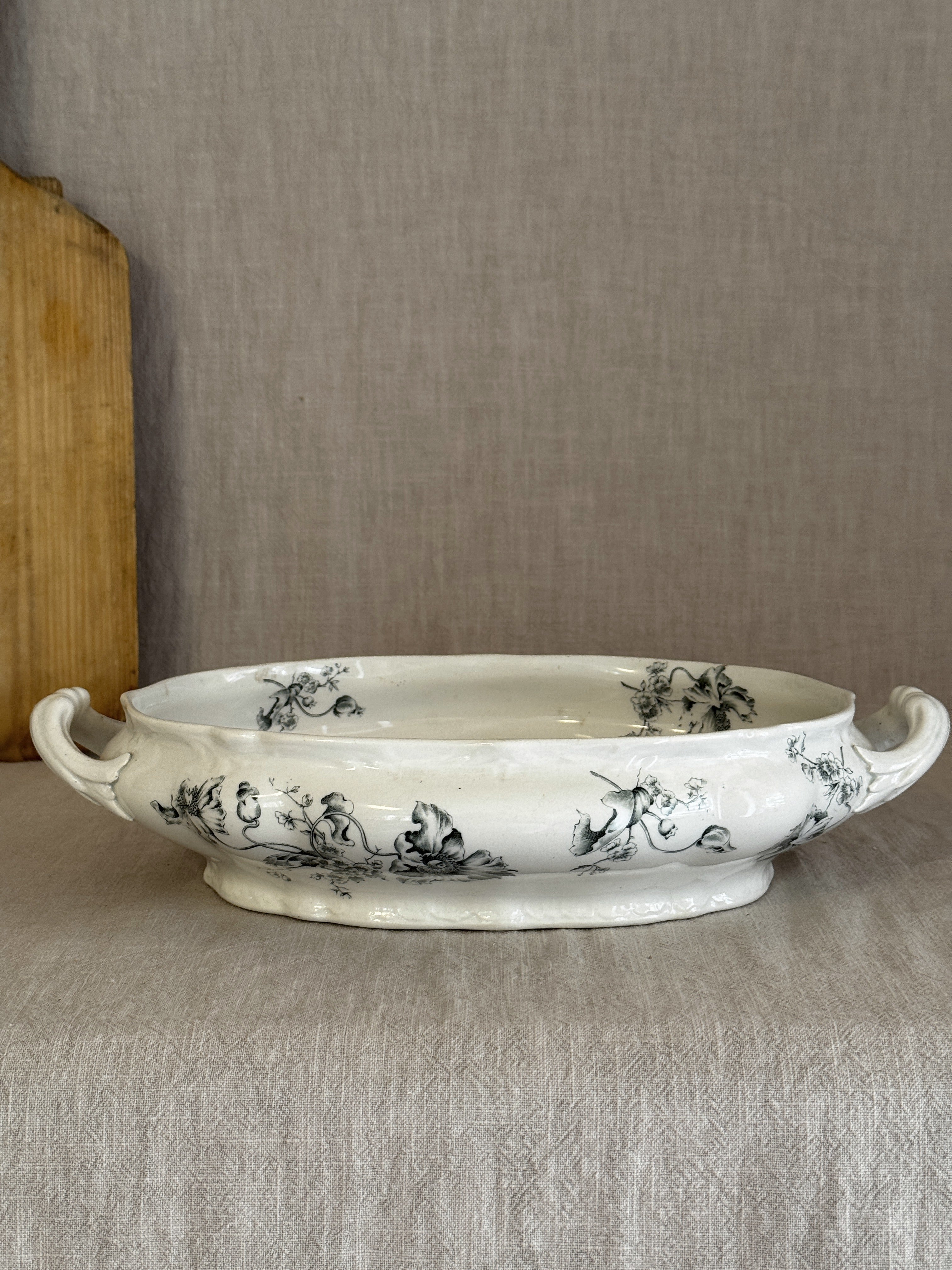 Rörstrand Papaver footed bowl seen straight on, showing the waved rim and shaped foot ring