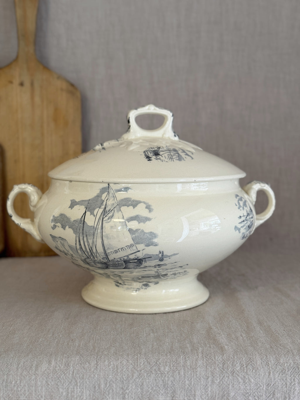 Longchamp maritime tureen with its original lid, sailing ship transfer across the body, on a linen-covered table